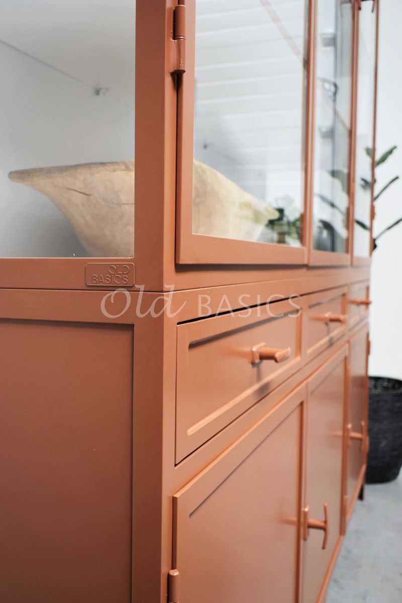 Detail van Apothekerskast Ferro, 3 deuren, RAL8004, rood, terra, bruin, oranje, materiaal staal
